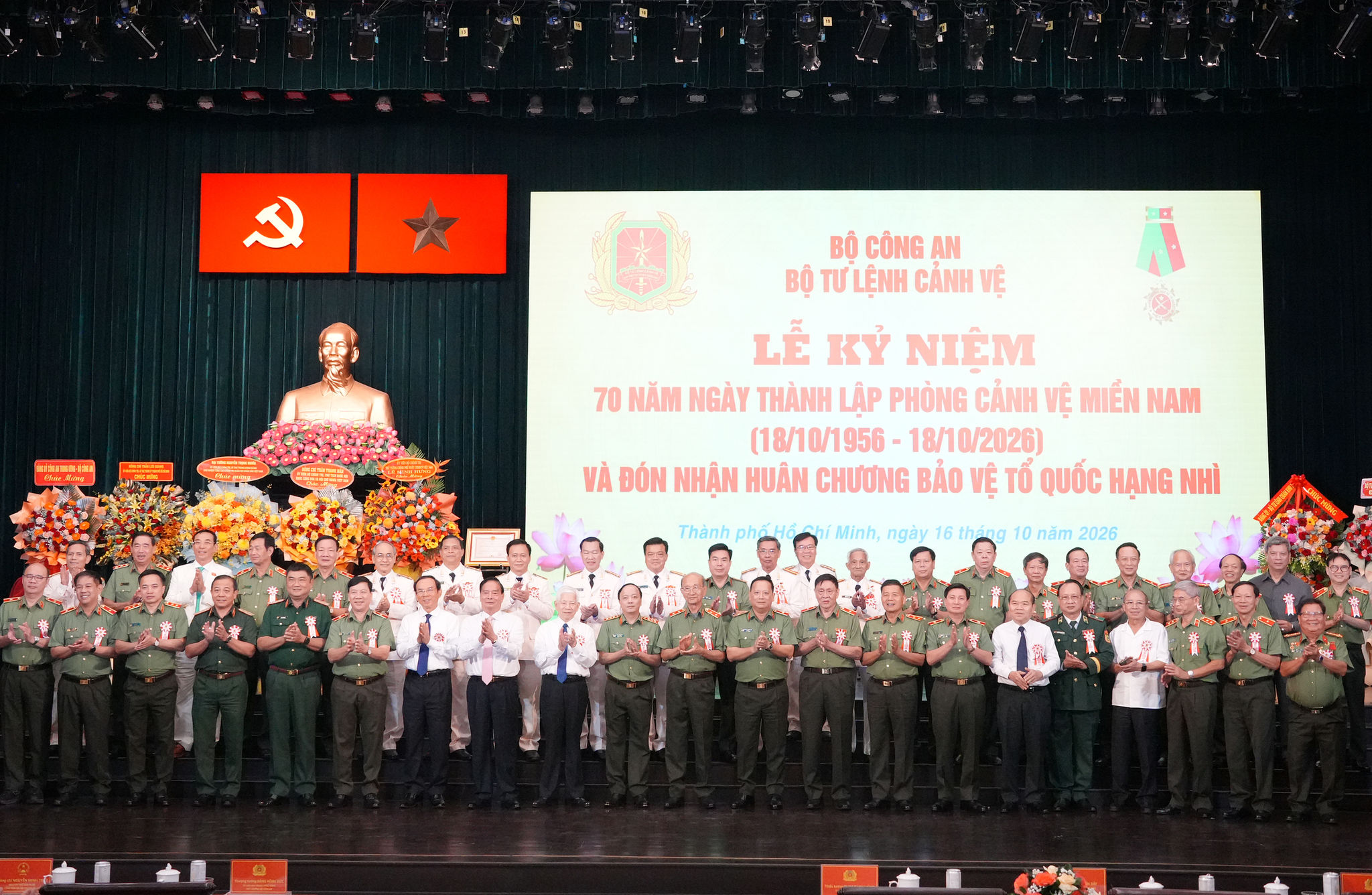 Các đại biểu chụp hình lưu niệm tại buổi lễ