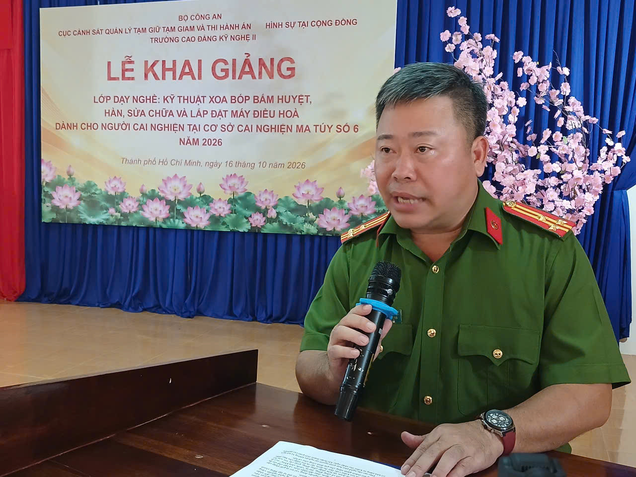 Thượng tá Nguyễn Tiến Nam, Phó Trưởng Phòng Cảnh sát điều tra tội phạm về ma túy - Công an TP. Hồ Chí Minh phát biểu tại lễ khai giảng