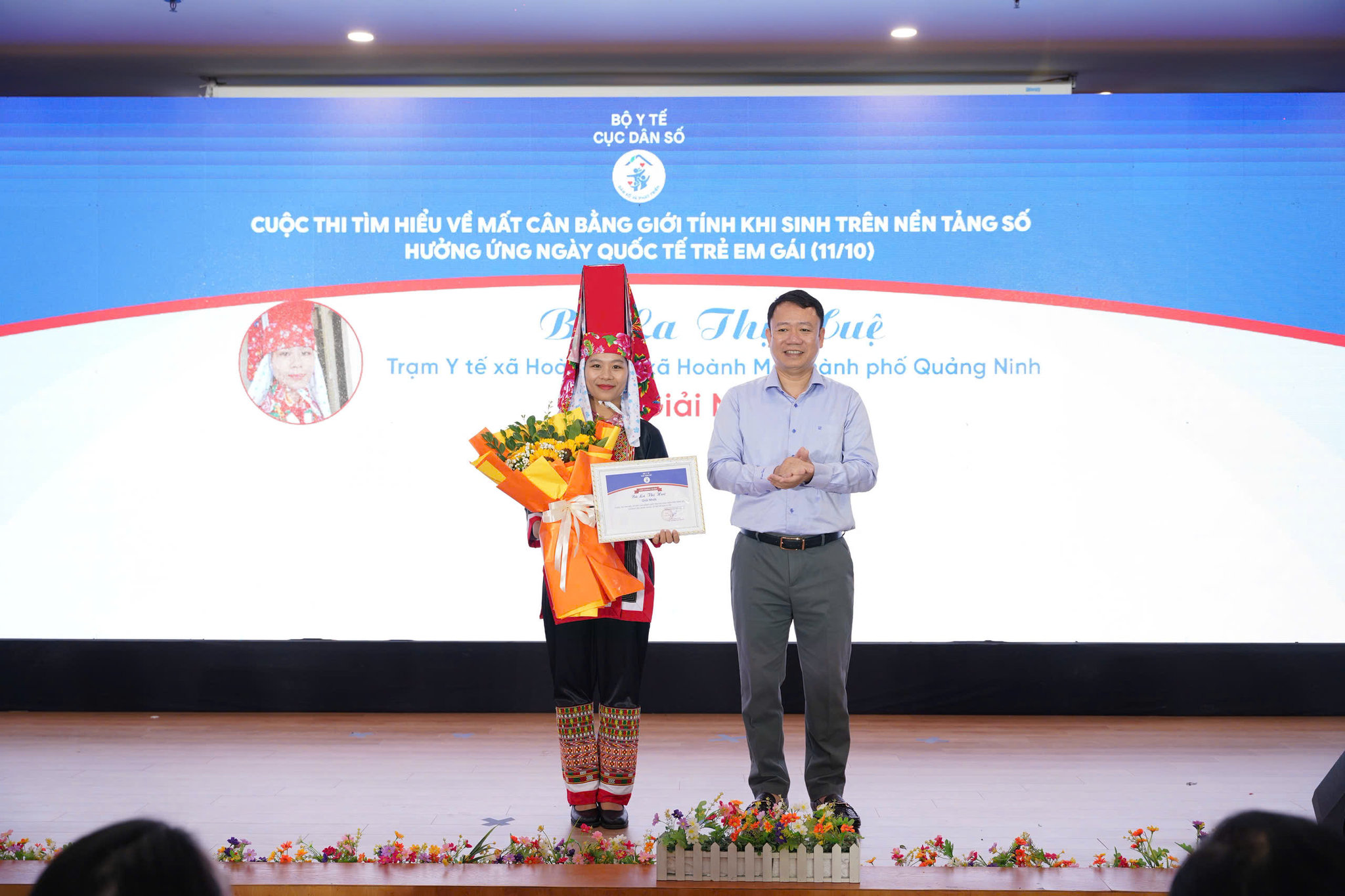 Cục trưởng Cục Dân số Lê Thanh Dũng trao giải Nhất của Cuộc thi cho bà La Thị Huệ, Trạm Y tế xã Hoành Mô, thành phố Quảng Ninh