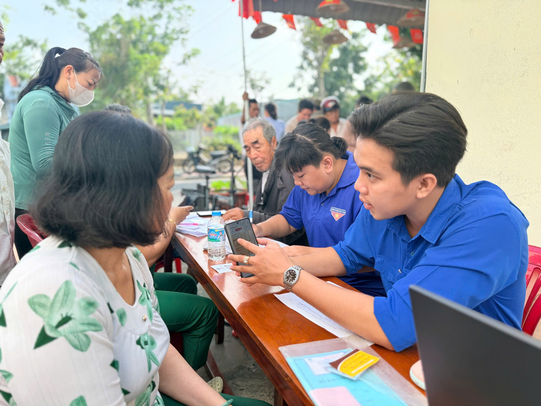 Khu phố Cầu Đình đã thành lập 16 nhóm Zalo của các Tổ nhân dân tự quản. Qua đó, người dân dễ dàng gửi các kiến nghị đến lãnh đạo Khu phố và phường Sa Đéc