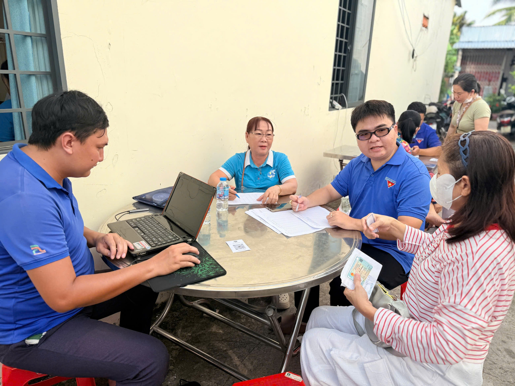 Qua các buổi hướng dẫn người dân sử dụng điện thoại thông minh, tích hợp giấy tờ vào phần mềm VNeID, cán bộ còn tuyên truyền các thủ đoạn lừa đảo qua mạng để người dân nhận biết