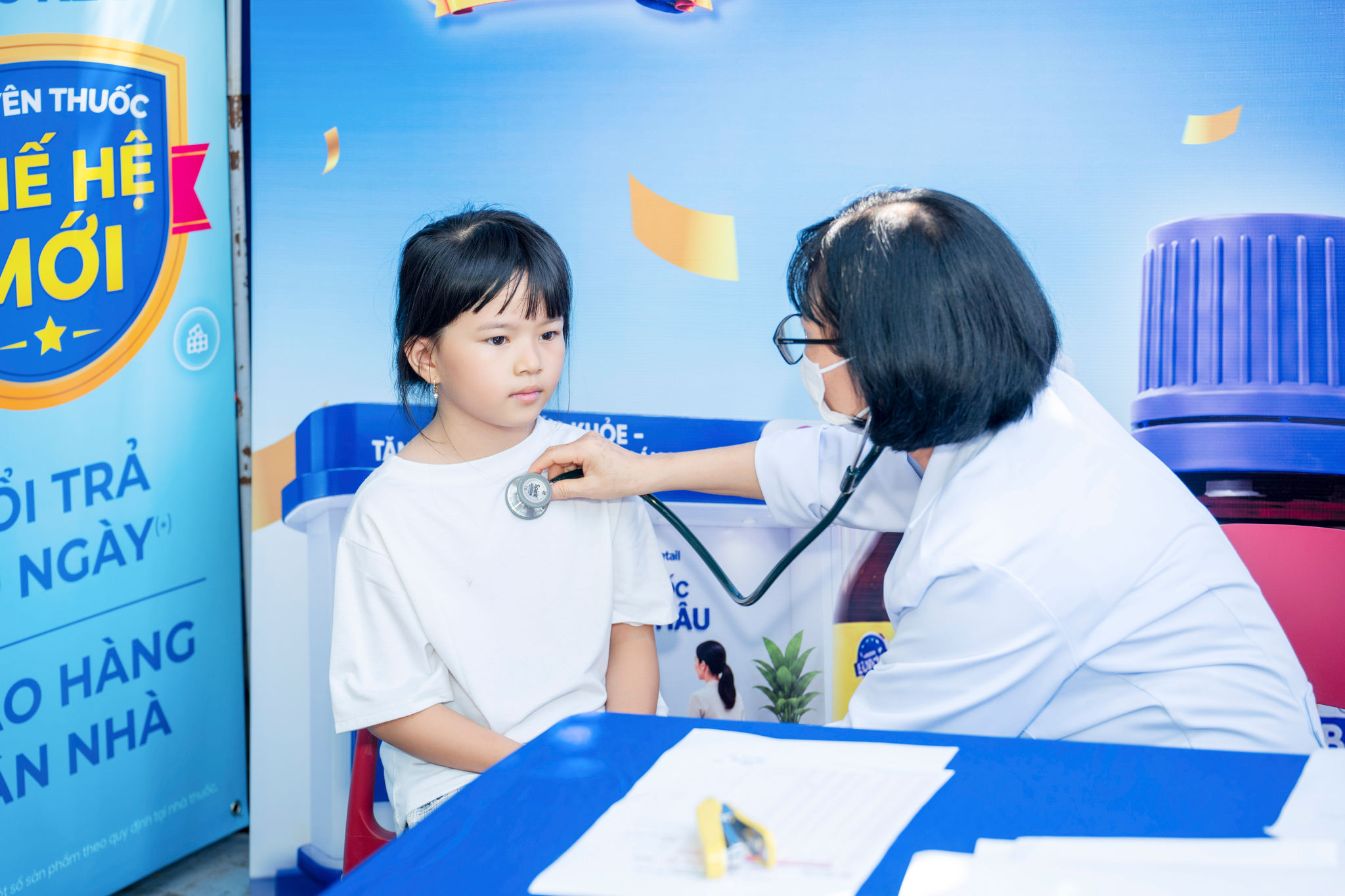 Long Châu hợp lực cùng Hội Thầy thuốc trẻ Việt Nam triển khai “Bác sĩ ngay đây, An tâm từ đây”, giúp người dân dễ dàng chăm sóc sức khoẻ cùng bác sĩ ngay tại hệ thống nhà thuốc