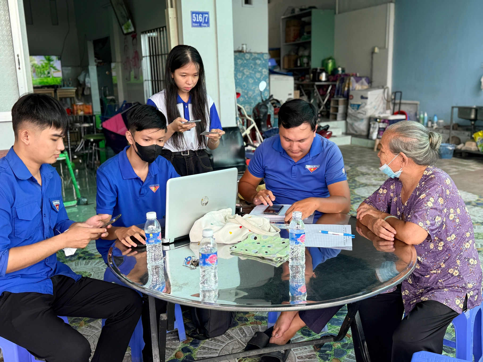 Lực lượng Đoàn viên, Thanh niên phường Sa Đéc đến từng nhà, hướng dẫn người dân tích hợp các loại giấy tờ cần thiết lên phần mềm VNeID