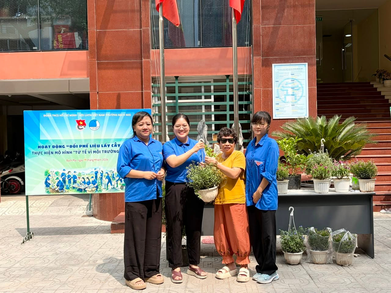 Người dân tại địa bàn tích cực hưởng hoạt động ”Đổi phế liệu lấy cây xanh”.