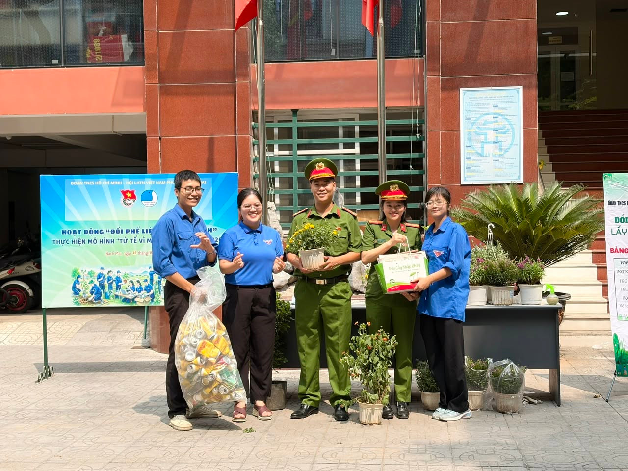 Lan tỏa lối sống xanh từ mô hình “Đổi phế liệu lấy cây xanh”