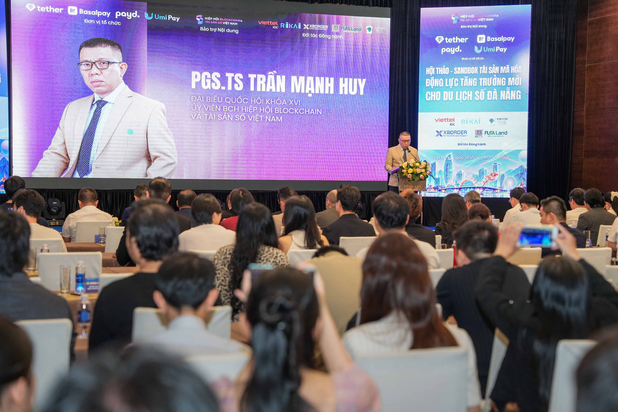 PGS.TS Trần Mạnh Huy, đại biểu Quốc hội khóa XVI, Ủy viên Ban Chấp hành Hiệp hội Blockchain và Tài sản số Việt Nam (VBA) phát biểu tại hội thảo.