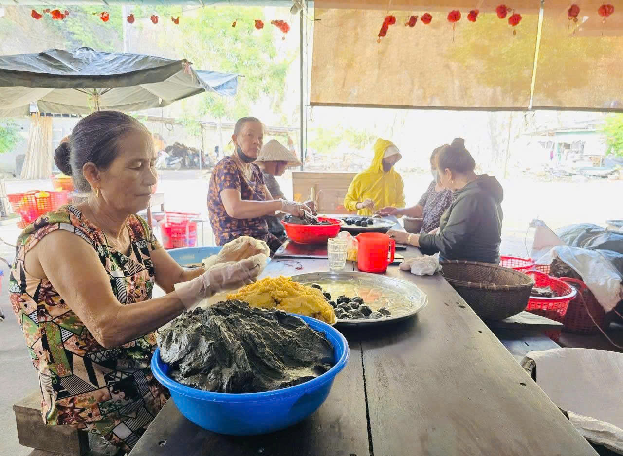 Nghề làm bánh gai tạo công ăn việc làm cho nhiều lao động địa phương.