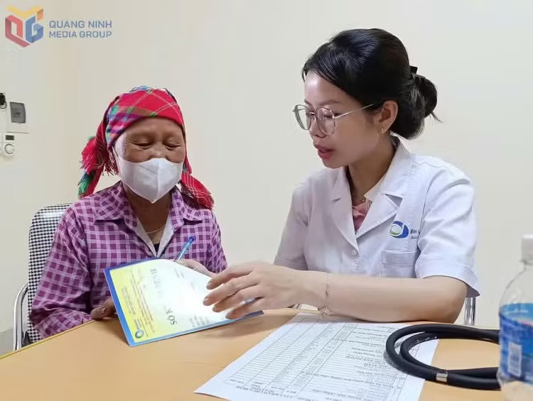 Bác sĩ Bệnh viện Bãi Cháy khám chuyên khoa, tư vấn sức khỏe cho đồng bào DTTS xã Kỳ Thượng