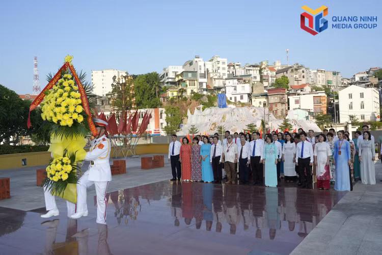 Đoàn đại biểu dự Đại hội đại biểu Hội Nhà báo thành phố Quảng Ninh lần thứ IX đã đến đặt vòng hoa, dâng hương tại Đài tưởng niệm các Anh hùng liệt sĩ và Tượng đài đồng chí Vũ Văn Hiếu
