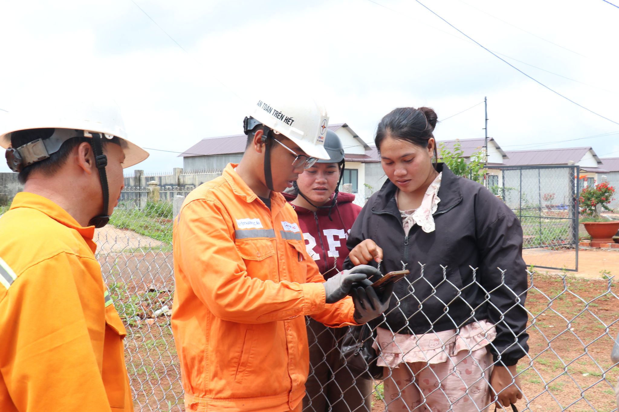 6. Hướng dẫn đồng bào vùng sâu, vùng xa sử dụng APP CSKH EVN Thực hiện Nghị quyết 57-NQTW, Tổng công ty Điện lực miền Nam (EVNSPC) đẩy mạnh ứng dụng AI, tự động hóa vận hành lưới điện và số hóa dịch vụ khách