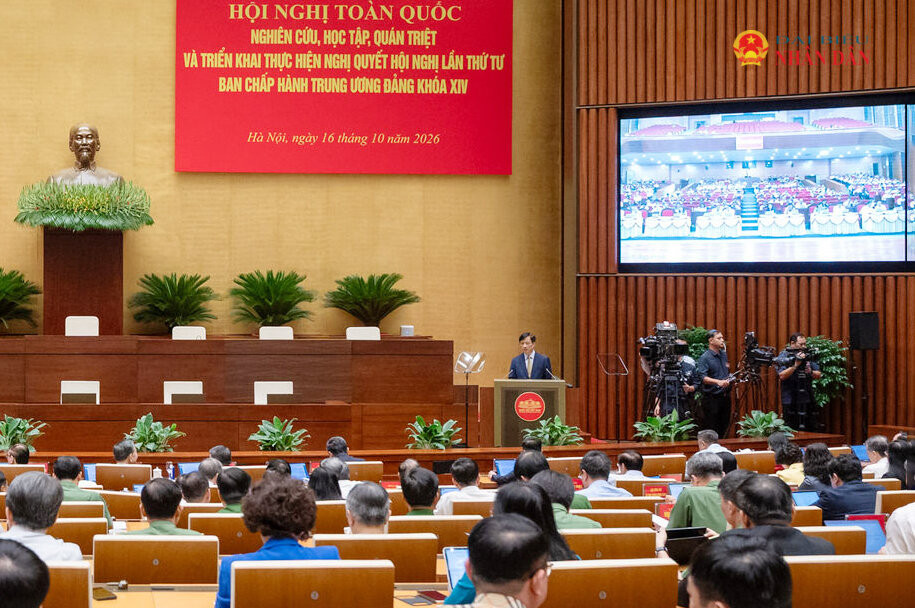 Trưởng Ban Tổ chức Trung ương Nguyễn Duy Ngọc trình bày Chuyên đề 1: Nghị quyết về tăng cường xây dựng, chỉnh đốn Đảng và hệ thống chính trị trong sạch, vững mạnh, toàn diện, đáp ứng yêu cầu phát triển của đất nước trong thời kỳ mới