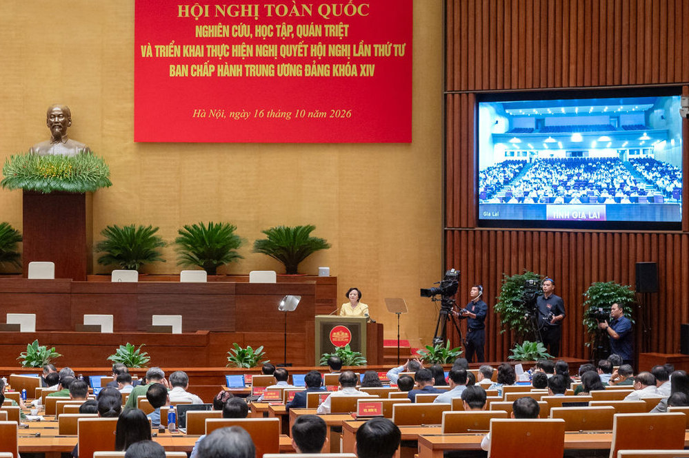 Phó Thủ tướng Phạm Thị Thanh Trà trình bày Chuyên đề 5 về “Kết luận số 105-KL/TW ngày 15/10/2026 của Ban Chấp hành Trung ương Đảng khóa XIV về thu hút và trọng dụng nhân tài trong các ngành, lĩnh vực mũi nhọn, phục vụ đất nước phát triển nhanh, bền vững”