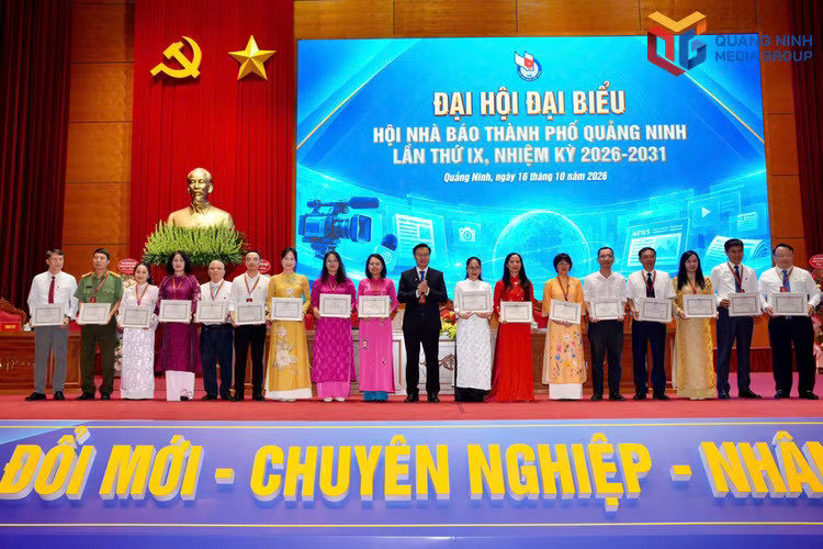 Các hội viên có thành tích tiêu biểu trong hoạt động báo chí và công tác Hội được biểu dương, khen thưởng