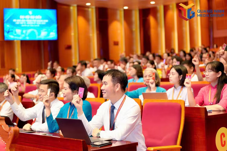 Các đại biểu biểu quyết bầu Ban Chấp hành Hội Nhà báo thành phố khóa IX