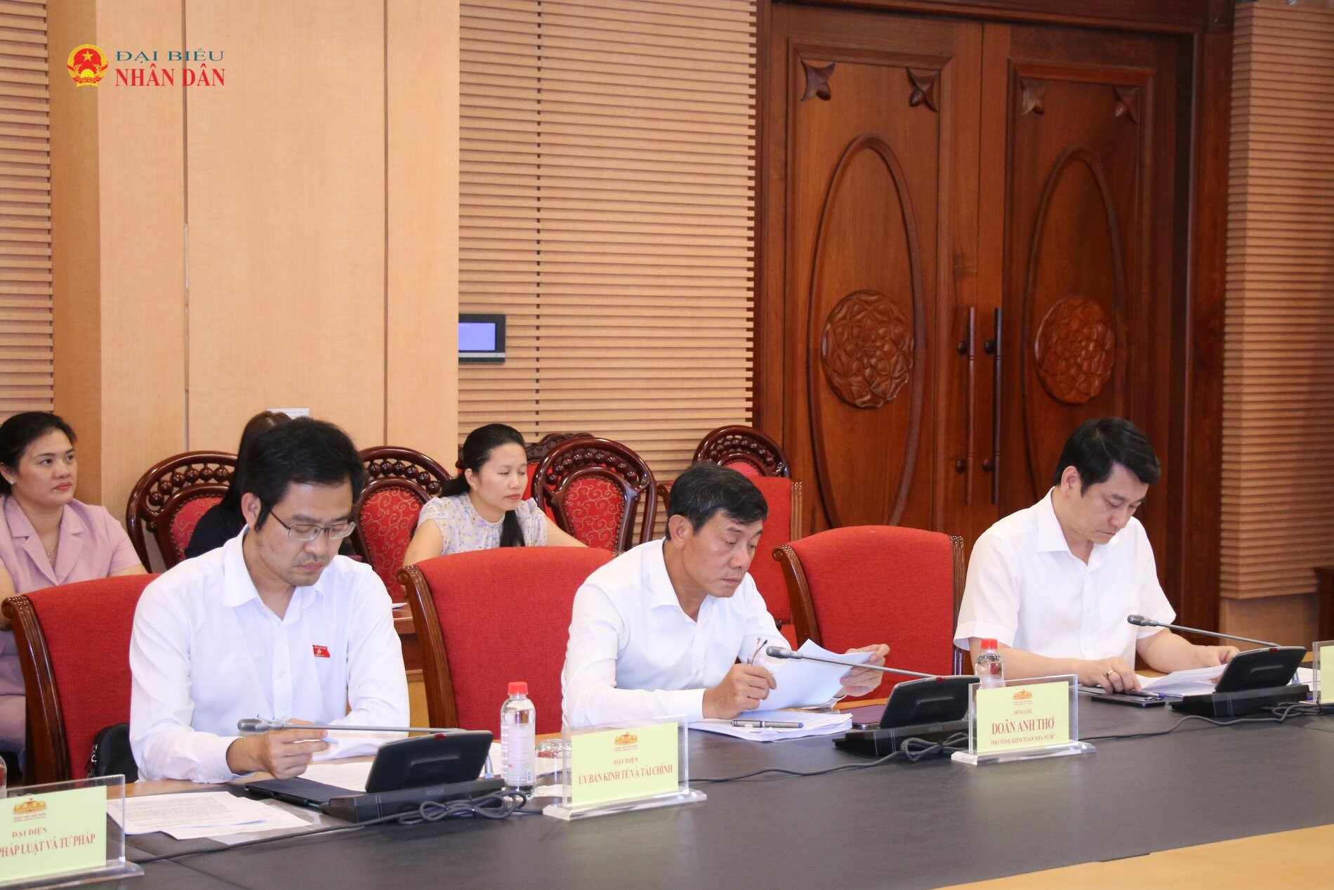 Các đại biểu tham dự phiên họp