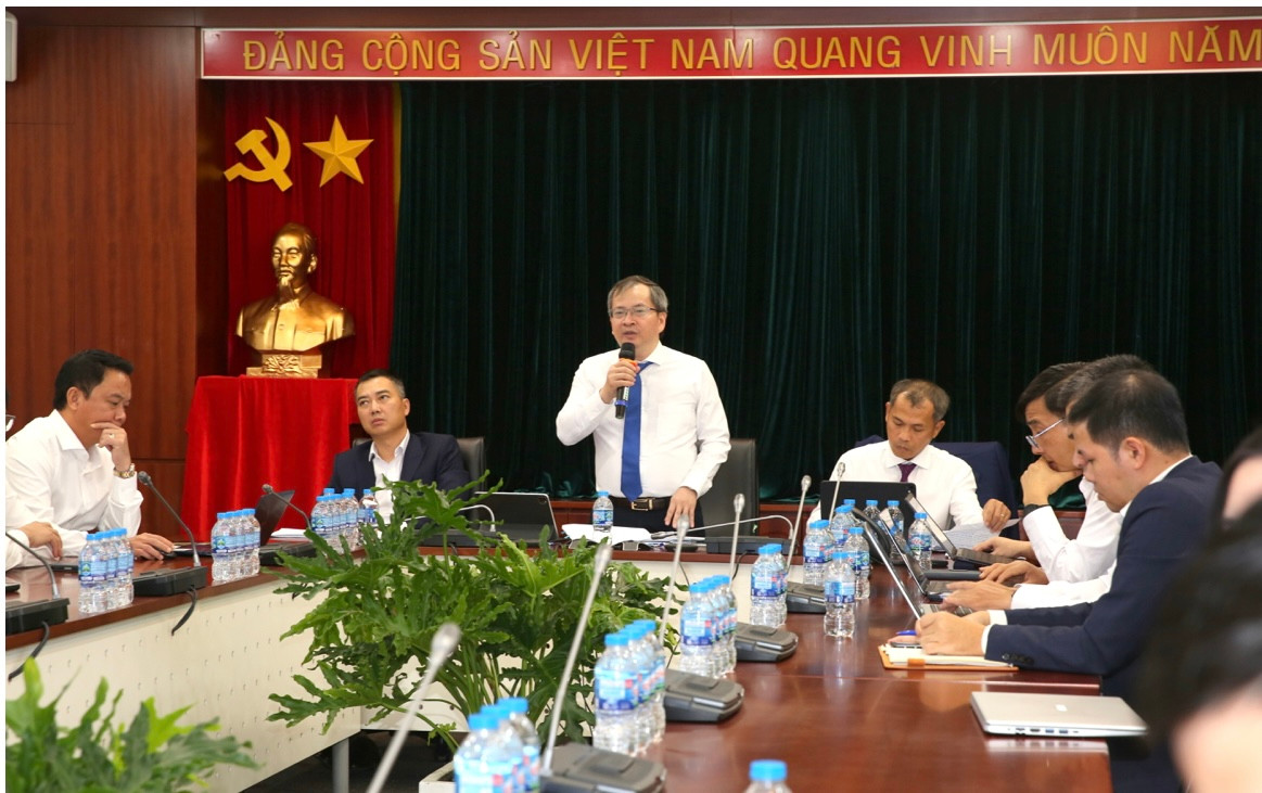 Ông Khương Lê Thành - Thành viên HĐQT BSR cùng các thành viên HĐQT, Ban Tổng Giám đốc chủ trì và trả lời các câu hỏi của các nhà đầu tư, quỹ đầu tư và công ty chứng khoán. Ảnh BSR