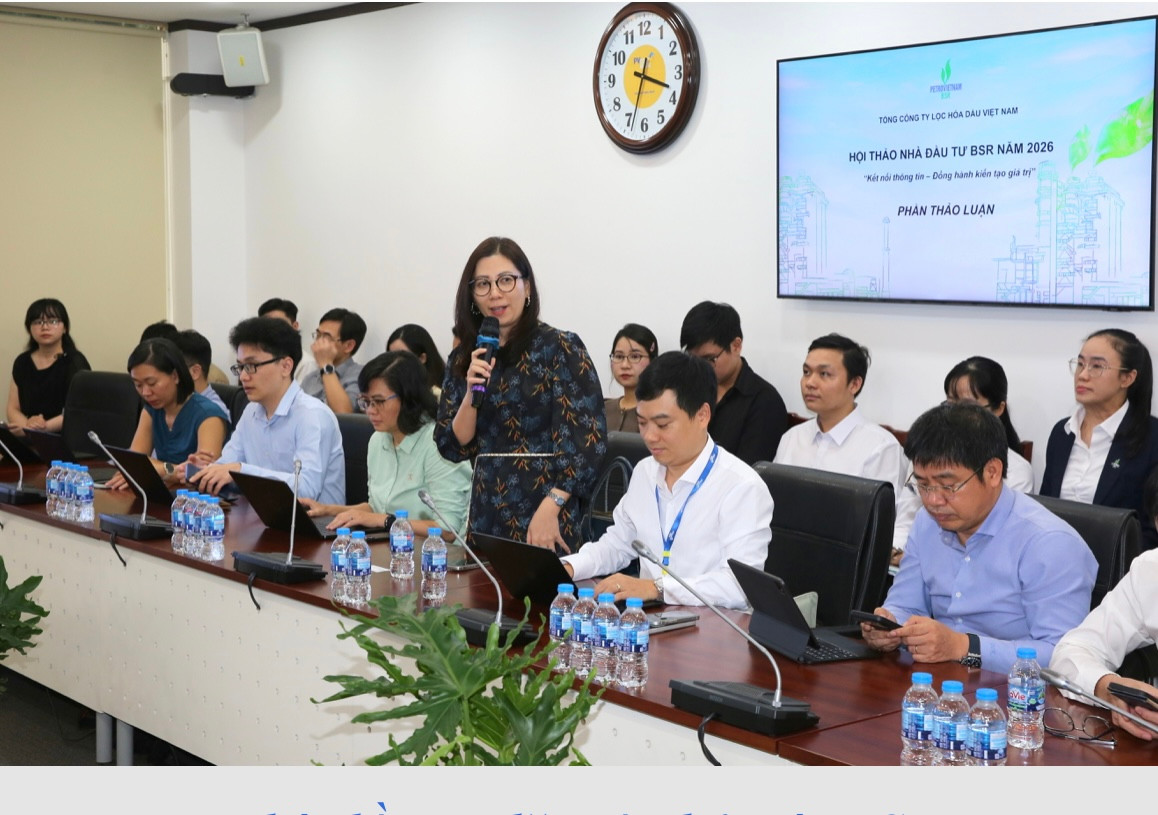 Nhà đầu tư đặt câu hỏi tới BSR. Ảnh BSR