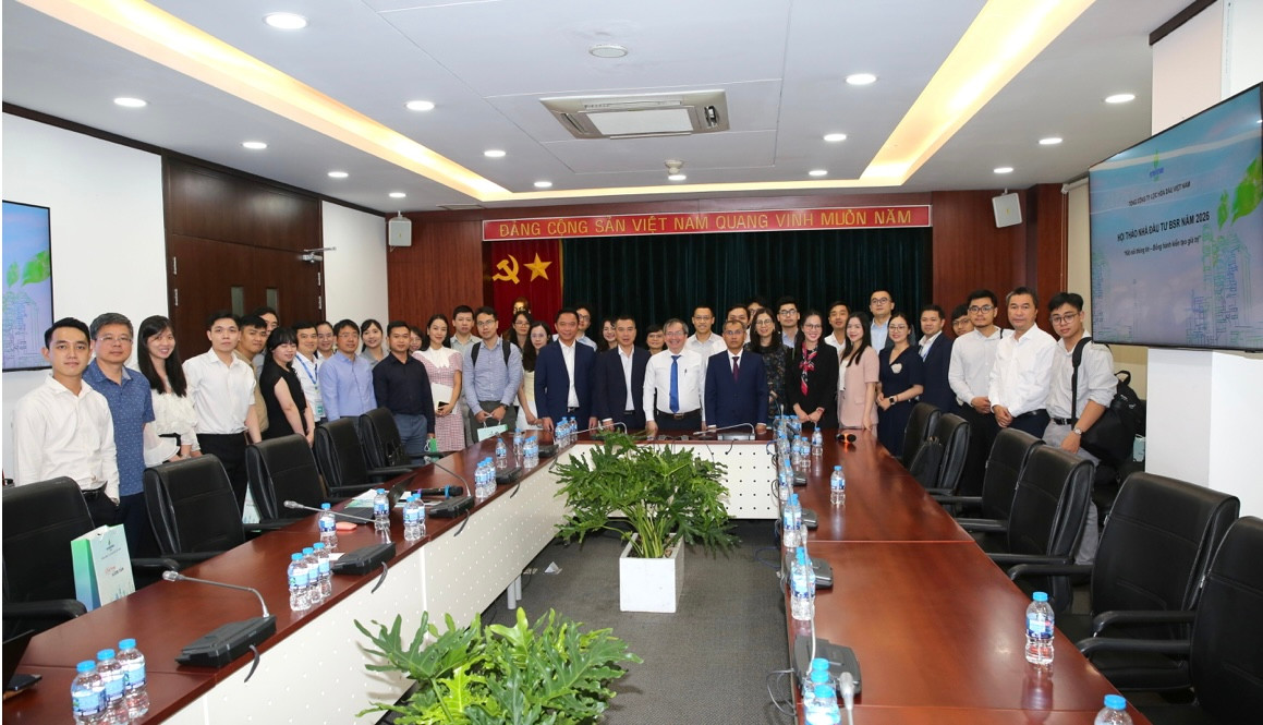 Nhà đầu tư và BSR chụp ảnh sau buổi hội thảo. Ảnh BSR