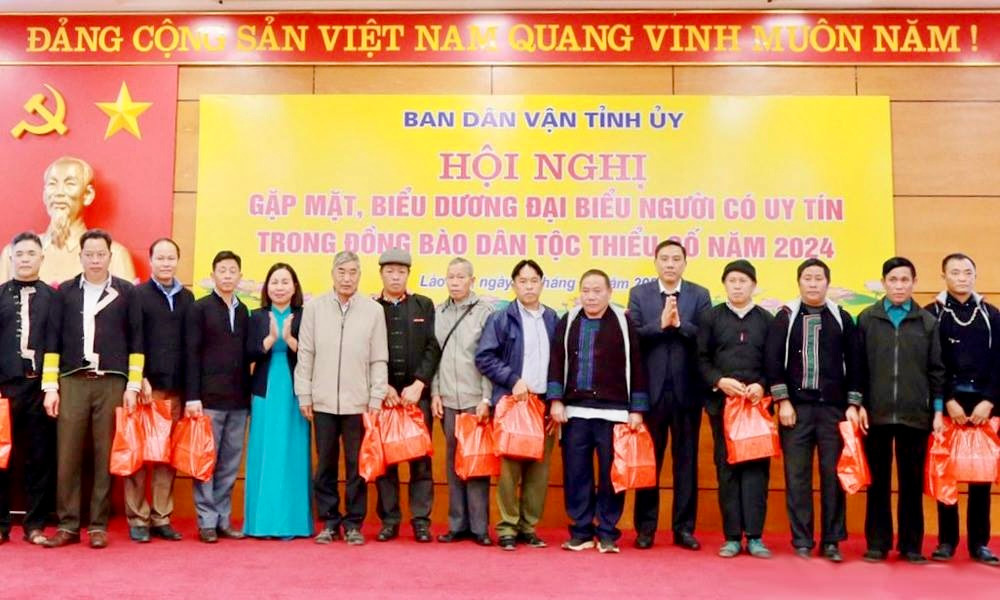 Lào Cai gặp mặt, biểu dương người có uy tín trong đồng bào DTTS tại hội nghị năm 2024