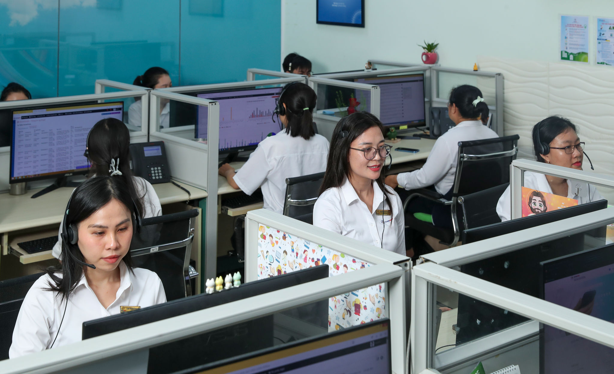 5. TRUNGTAMCHAMSOCKHACHHANGEVNSPC Thực hiện Nghị quyết 57-NQTW, Tổng công ty Điện lực miền Nam (EVNSPC) đẩy mạnh ứng dụng AI, tự động hóa vận hành lưới điện và số hóa dịch vụ khách hàng. Những kết quả đạt đượ