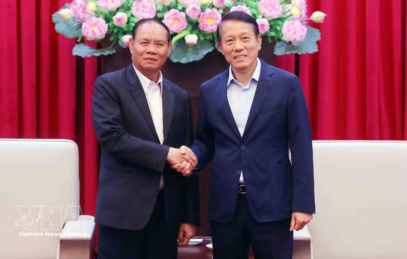 Minister of Public Security General Luong Tam Quang (right) receives Vilay Lakhamphong, Politburo Member and Standing Member of the Secretariat of the Lao People's Revolutionary Party (LPRP) Central Committee, in Hanoi on October 15 (Photo: VNA)