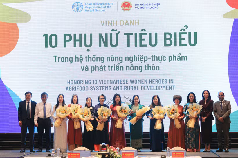 The Vietnamese women honoured by FAO and officials at the ceremony in Ho Chi Minh City on October 15, 2026 (Photo: nongthonviet.vn)
