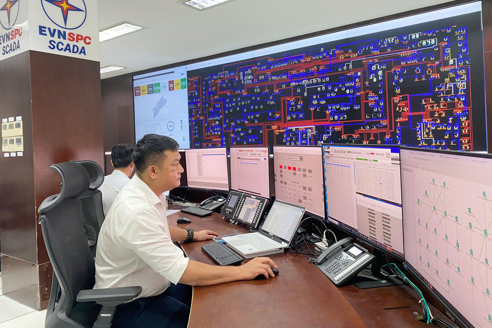 2. Trung tâm Điều hành SCADA Thực hiện Nghị quyết 57-NQTW, Tổng công ty Điện lực miền Nam (EVNSPC) đẩy mạnh ứng dụng AI, tự động hóa vận hành lưới điện và số hóa dịch vụ khách hàng. Những kết quả đạt được tạo