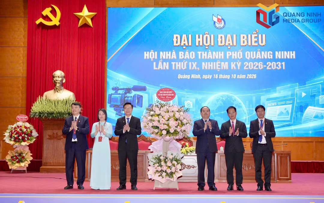 Ủy viên Trung ương Đảng, Bí thư Thành ủy, Trưởng Đoàn ĐBQH thành phố Quảng Ninh Quản Minh Cường tặng hoa chúc mừng Đại hội