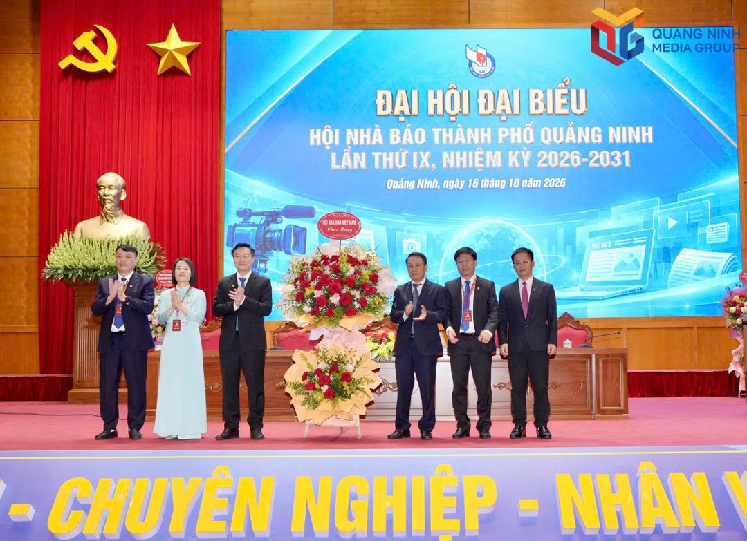 Phó Chủ tịch Thường trực Hội Nhà báo Việt Nam Nguyễn Đức Lợi tặng hoa chúc mừng Đại hội