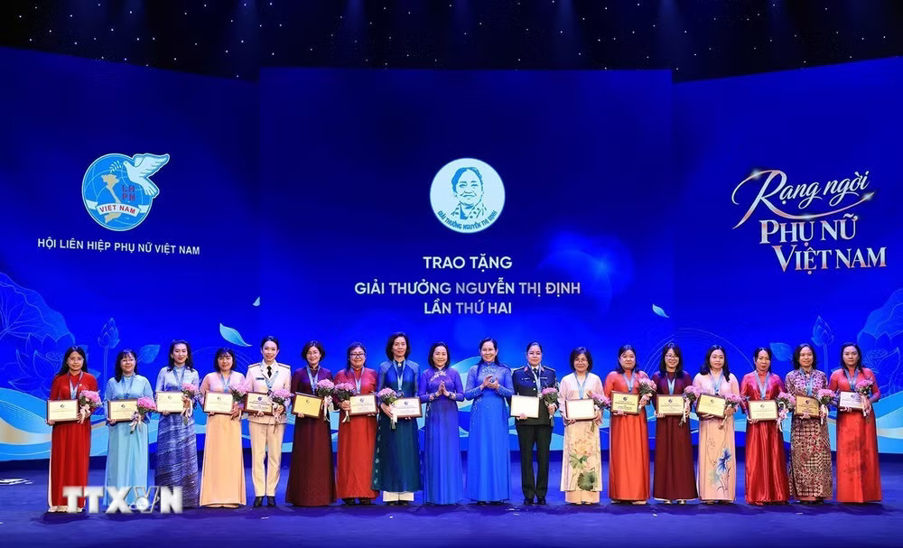 Phó Chủ tịch Quốc hội Nguyễn Thị Thanh và Chủ tịch Hội Liên hiệp Phụ nữ Việt Nam Lê Thị Thủy trao Giải thưởng Phụ nữ Việt Nam năm 2026 cho các cá nhân