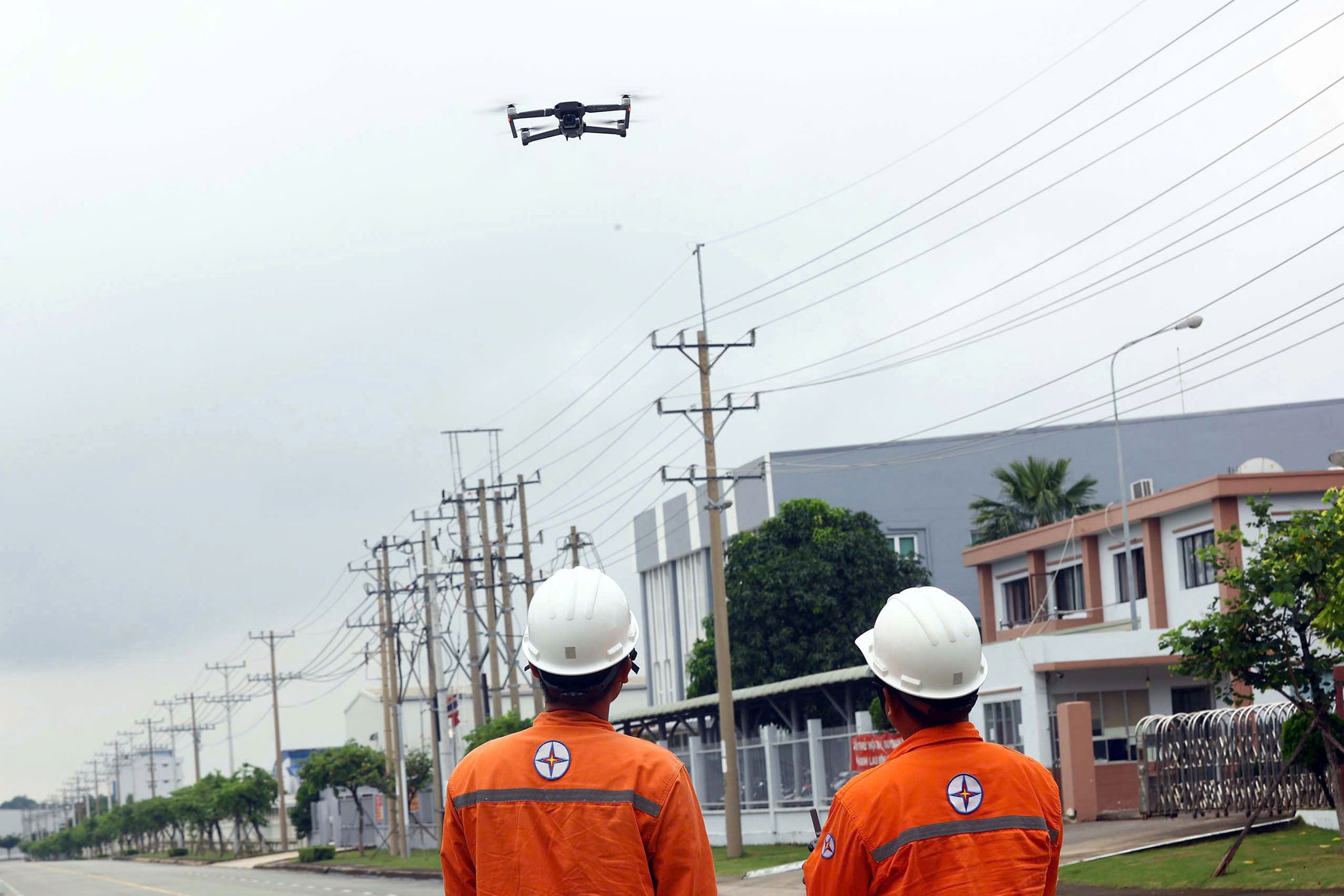 3. Ứng dụng công nghệ hiện đại trong quản lý vận hành lưới điện Thực hiện Nghị quyết 57-NQTW, Tổng công ty Điện lực miền Nam (EVNSPC) đẩy mạnh ứng dụng AI, tự động hóa vận hành lưới điện và số hóa dịch vụ khá