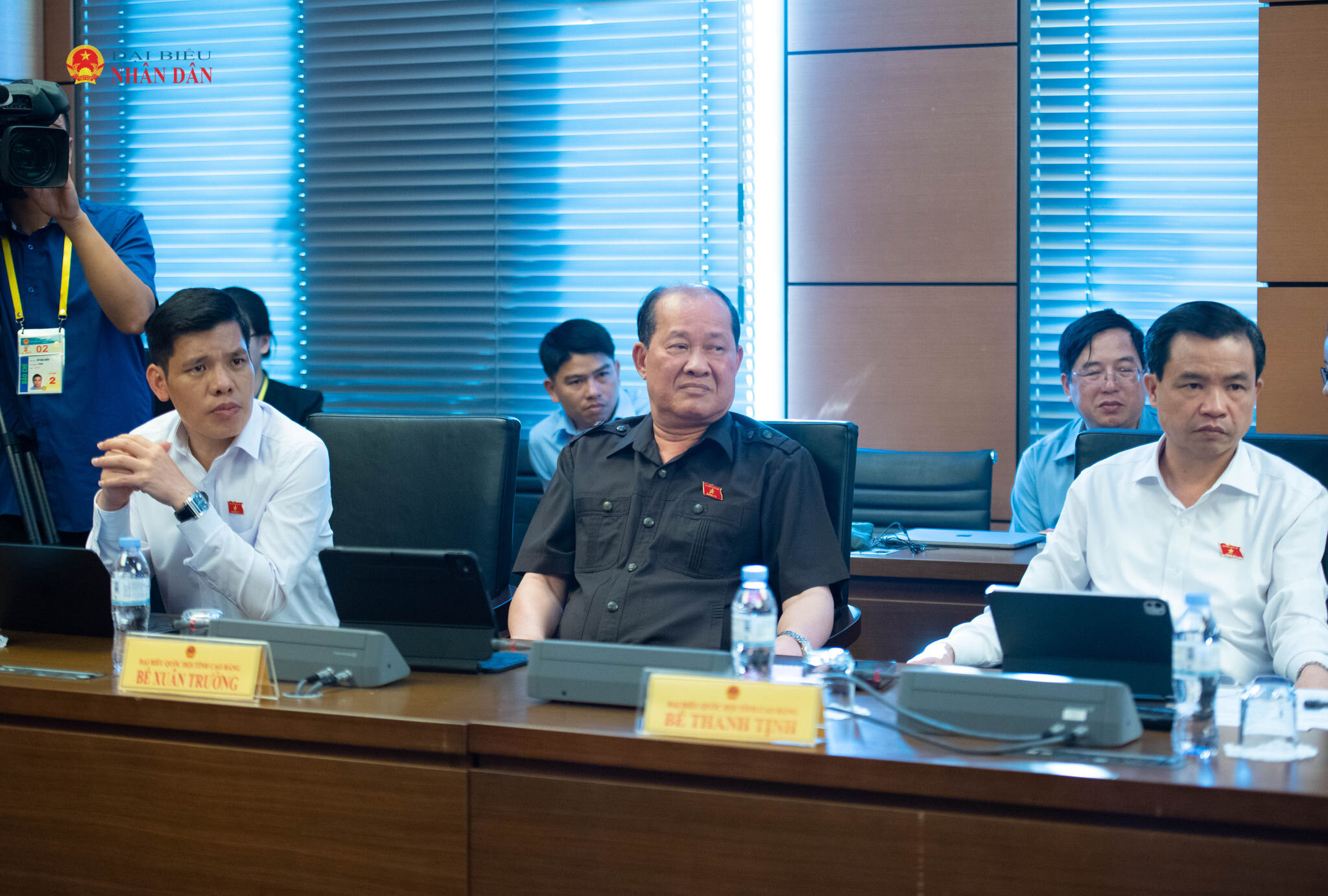 Các ĐBQH tham dự phiên họp tổ