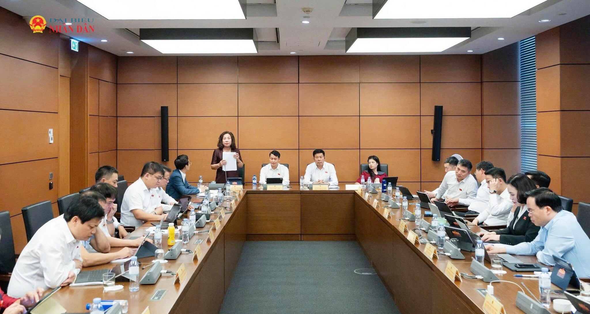 Toàn cảnh thảo luận tại Tổ 9