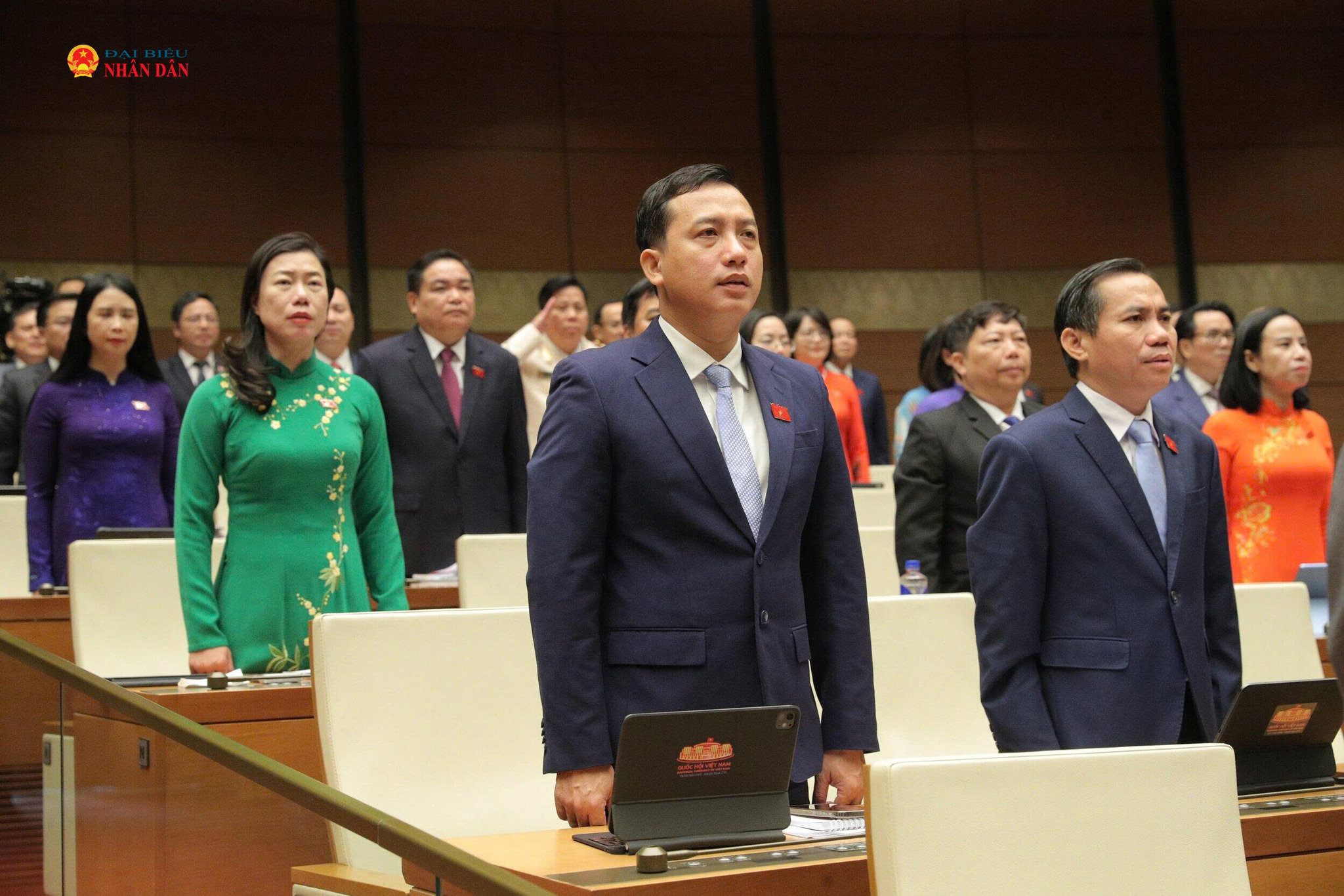Các đại biểu thực hiện nghi thức chào cờ