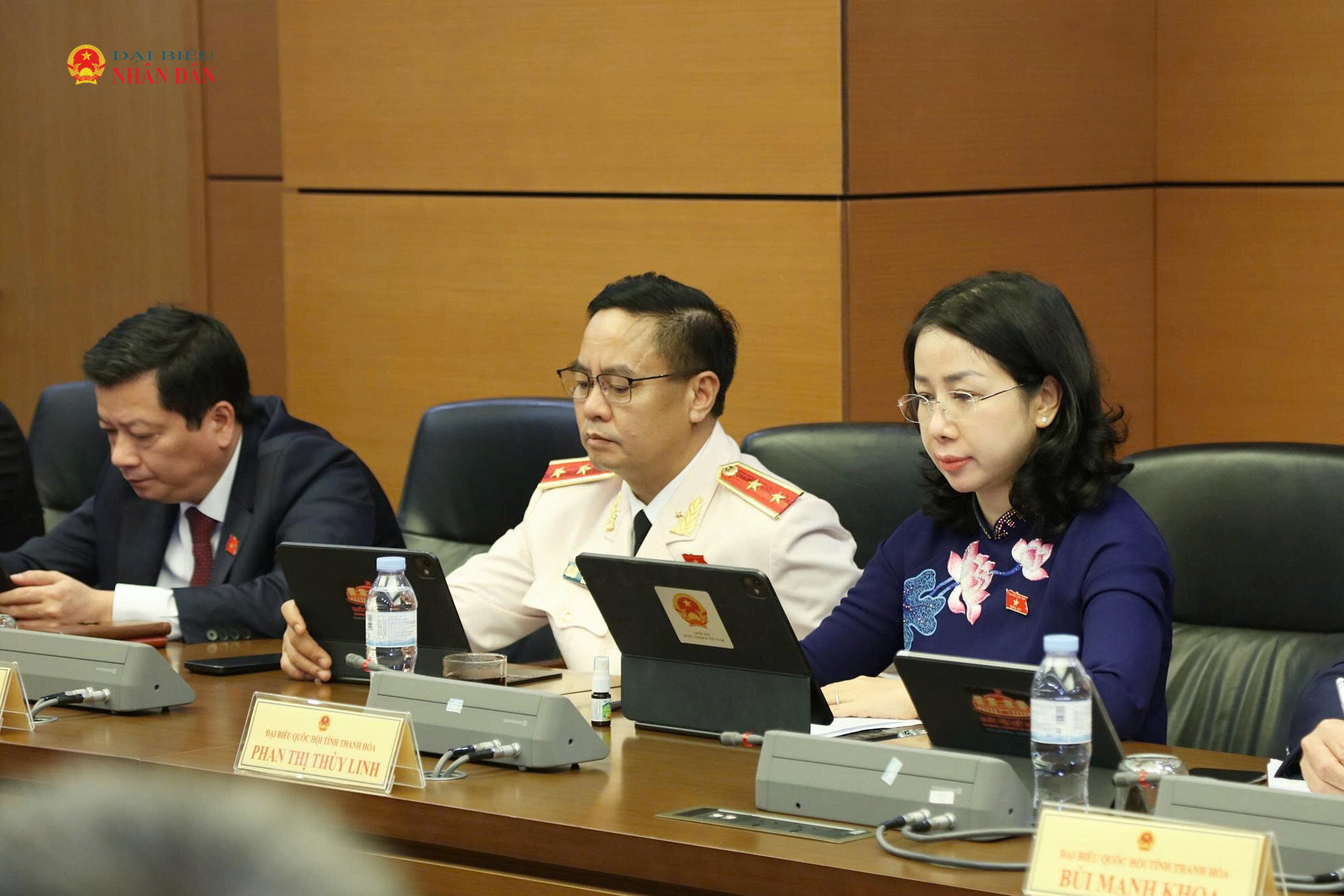 Các ĐBQH tham dự thảo luận tổ