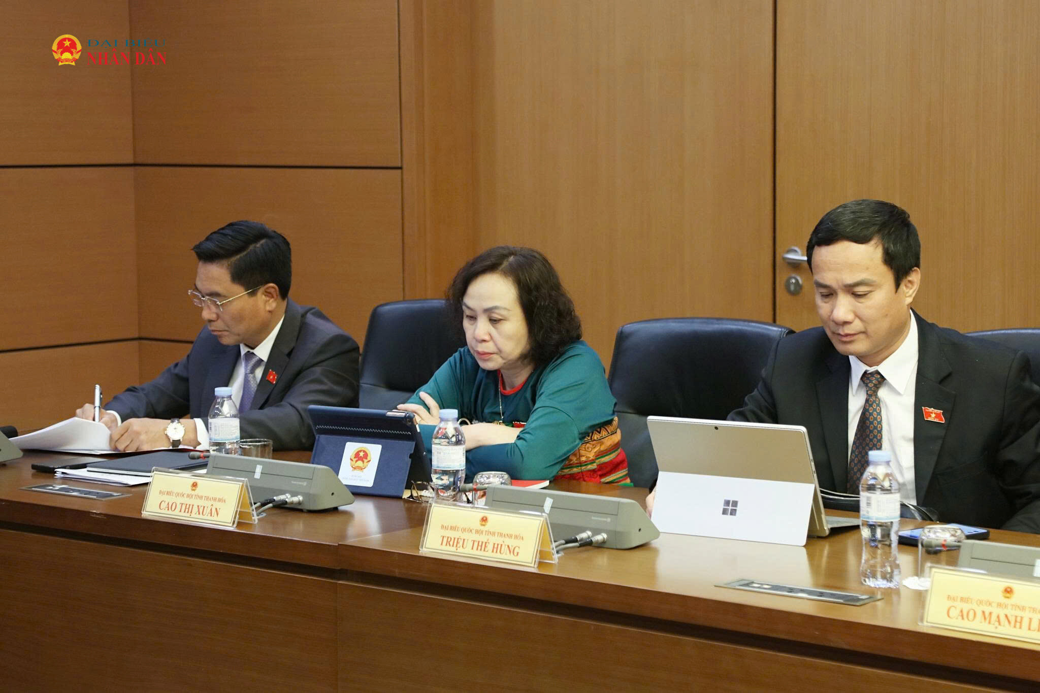 Các ĐBQH tham gia thảo luận tại tổ 13