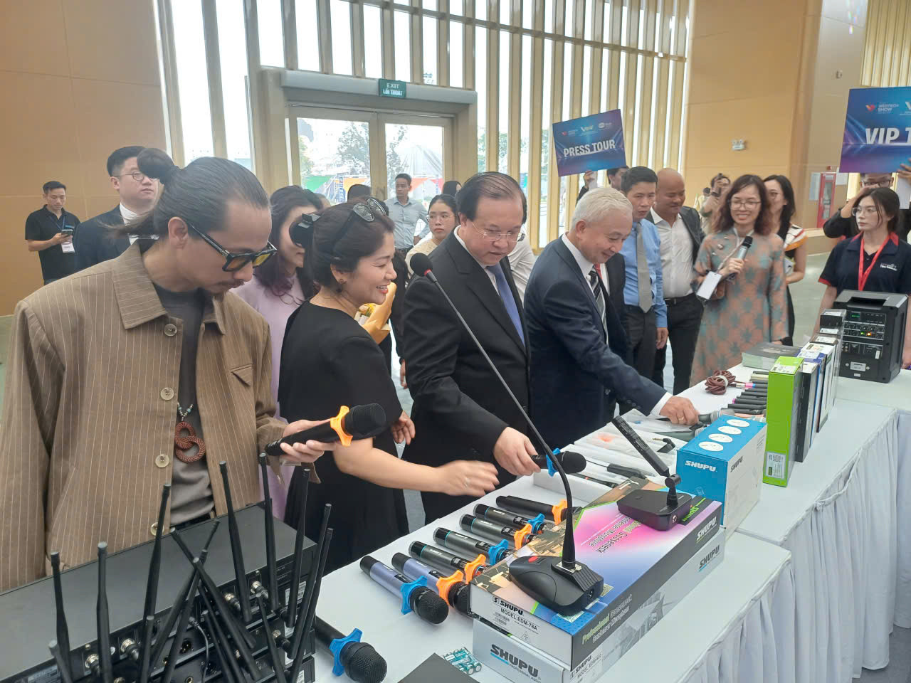 Các đại biểu tham quan trưng bày