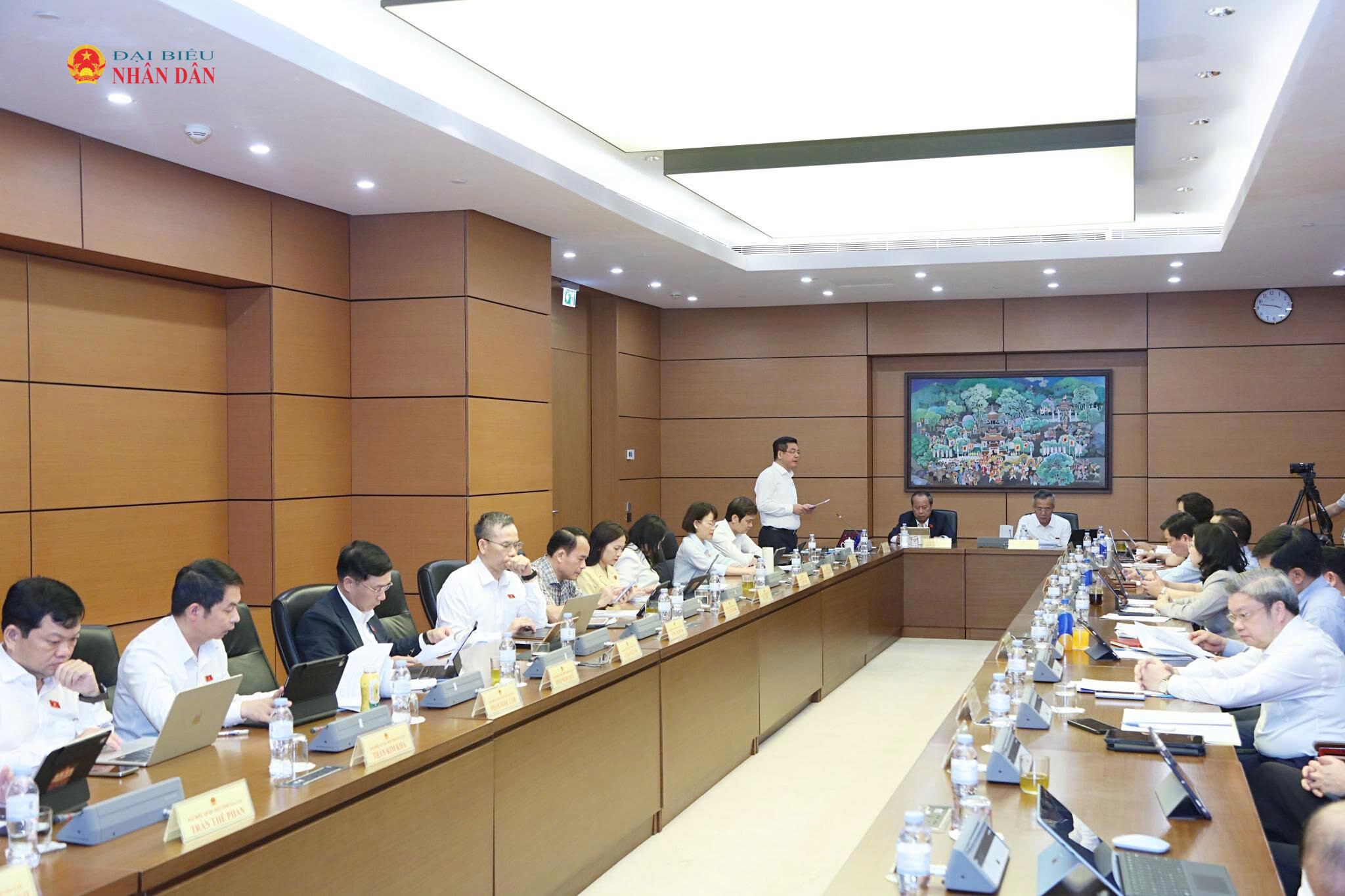 Phó Chủ tịch Quốc hội Nguyễn Hồng Diên phát biểu thảo luận tại Tổ