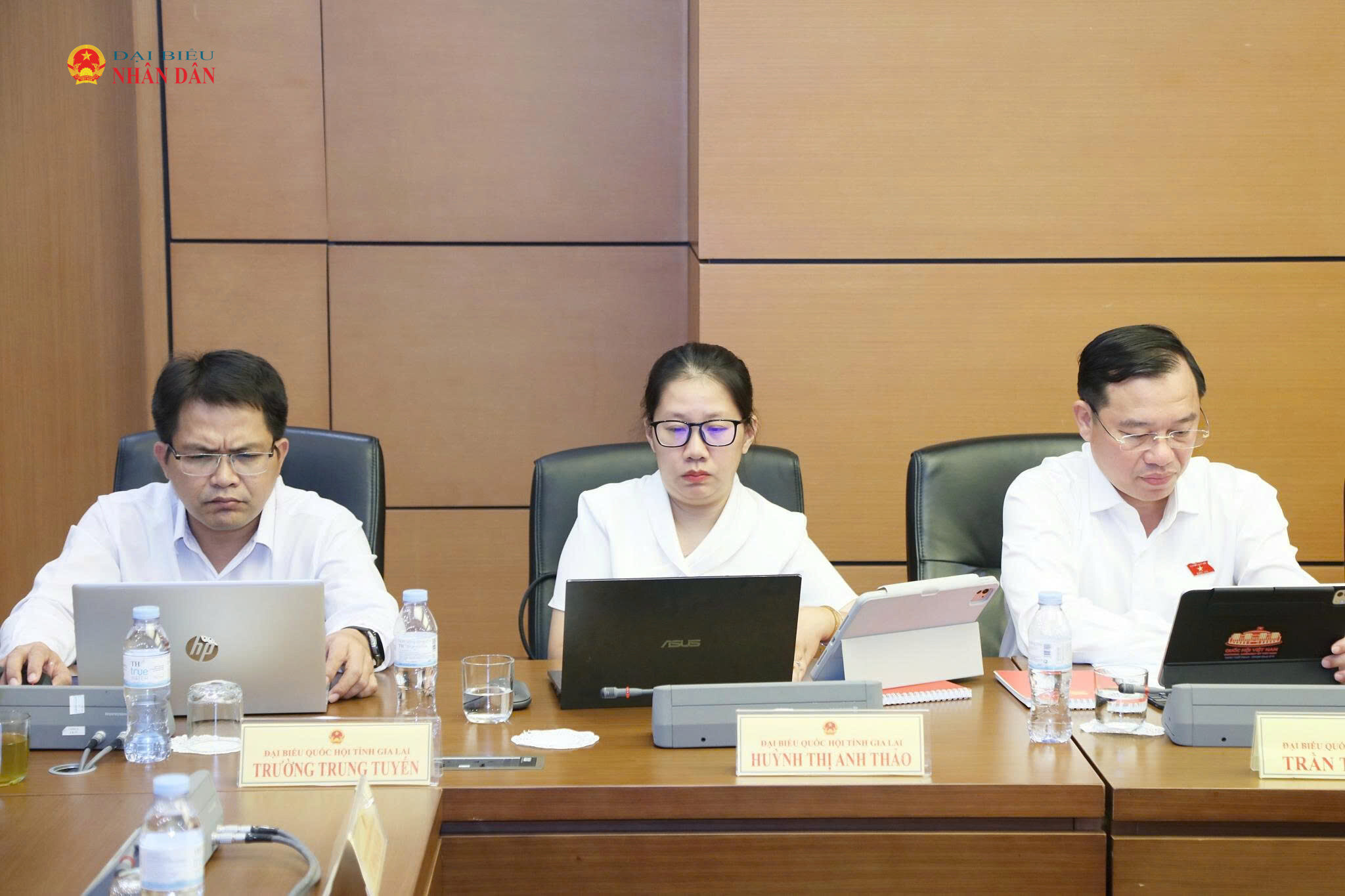 Các ĐBQH tham dự thảo luận tổ. Ảnh: An Nhiên