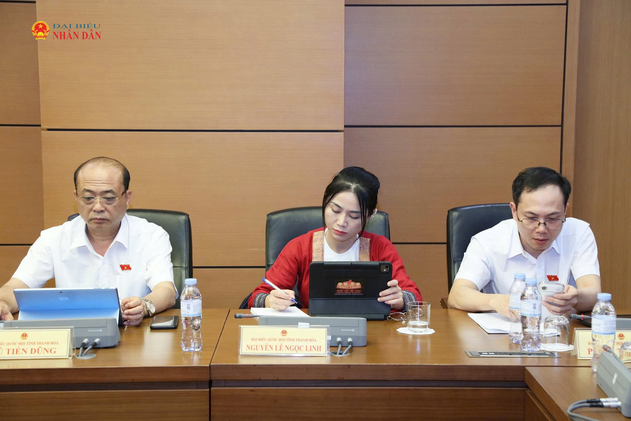 Các ĐBQH tham dự thảo luận tổ. Ảnh: An Nhiên