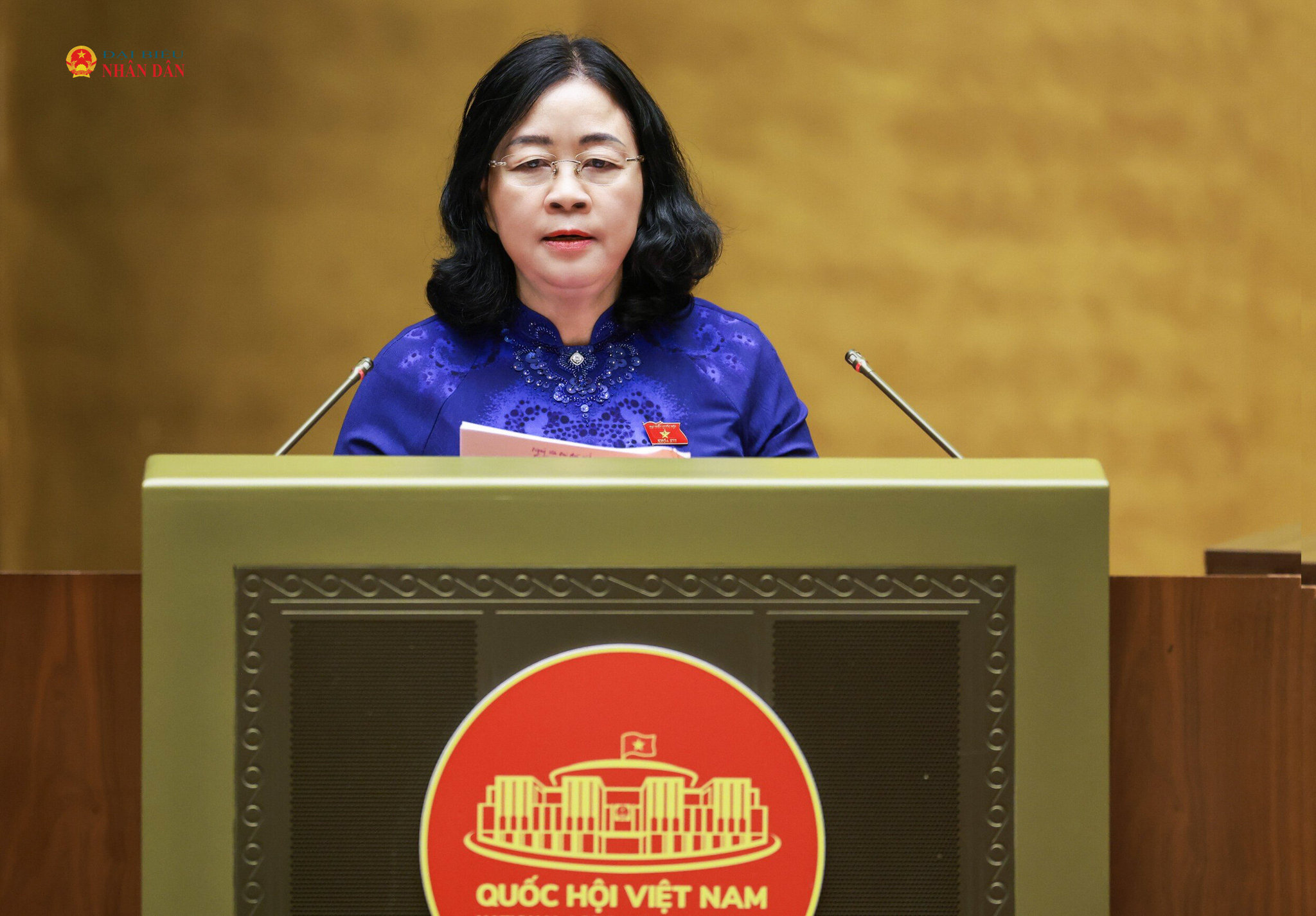 Chủ tịch Ủy ban Trung ương Mặt trận Tổ quốc Việt Nam Bùi Thị Minh Hoài trình bày Báo cáo tổng hợp ý kiến, kiến nghị của cử tri và Nhân dân gửi đến Kỳ họp thứ Hai, Quốc hội khóa XVI