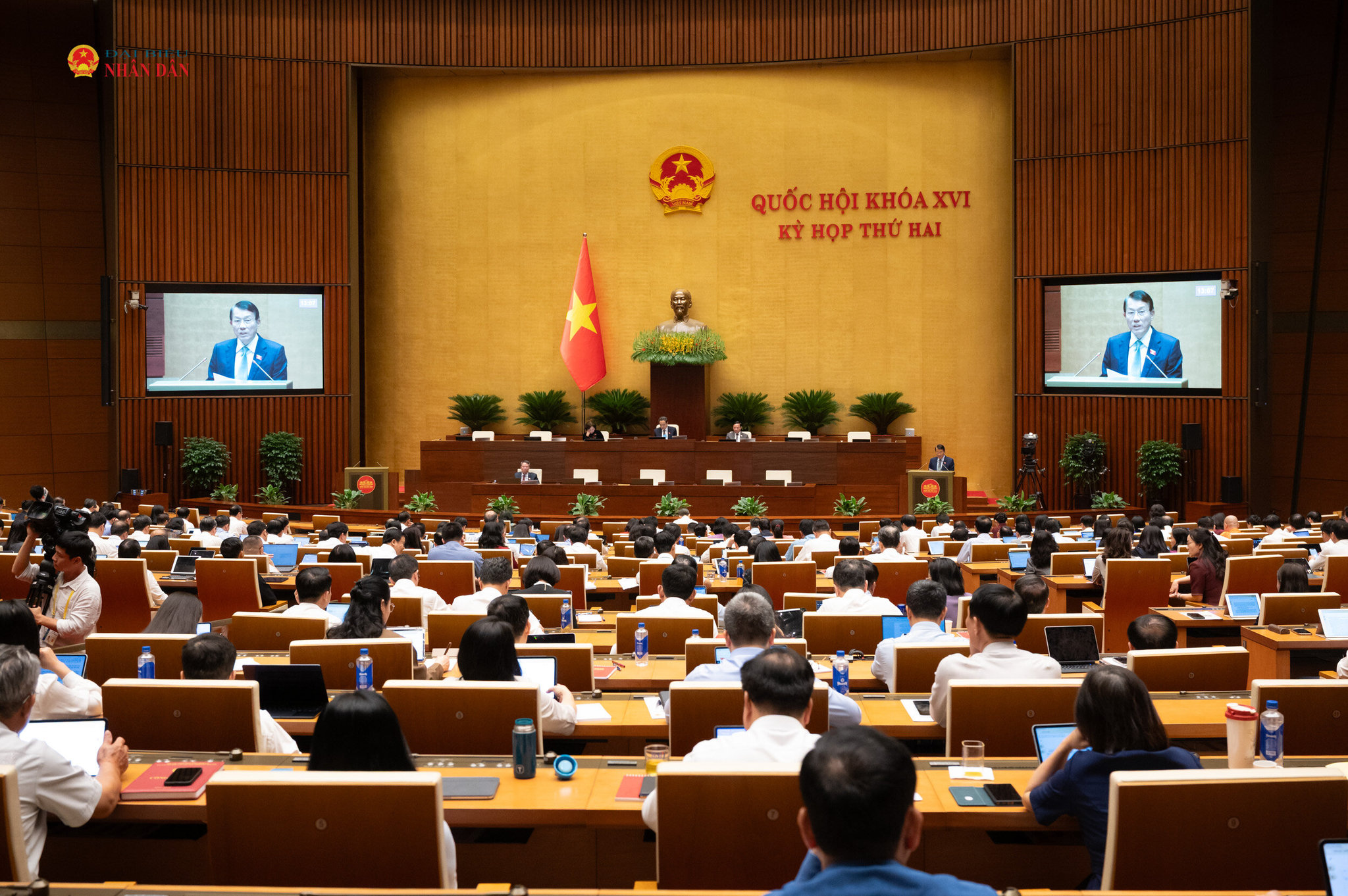 Bộ trưởng Bộ Công an Lương Tam Quang trình bày Báo cáo tiếp thu, giải trình và chỉnh lý dự thảo Bộ luật Hình sự (sửa đổi) và Tờ trình về dự án Luật Tổ chức cơ quan điều tra hình sự (sửa đổi). Ảnh: Phạm Thắng