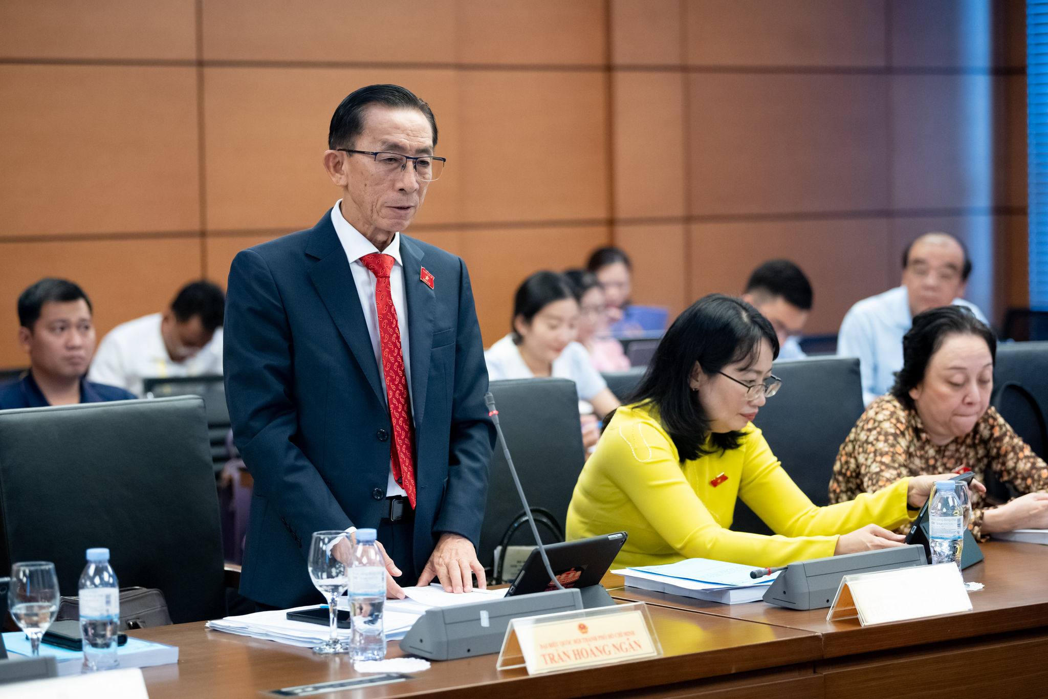 ĐBQH Võ Hoàng Ngân phát biểu thảo luận tại tổ