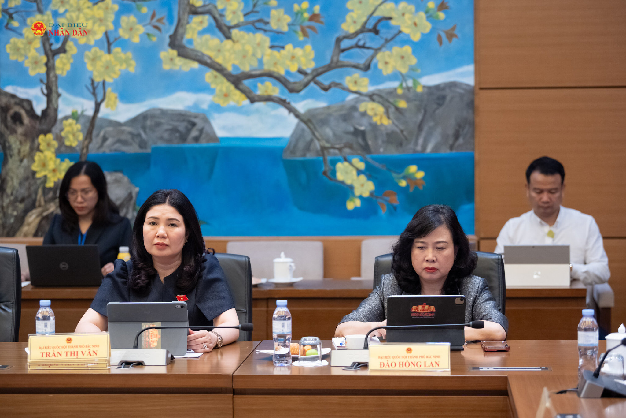 Đoàn ĐBQH TP. Bắc Ninh tham dự phiên thảo luận tổ. Ảnh: Phạm Thắng