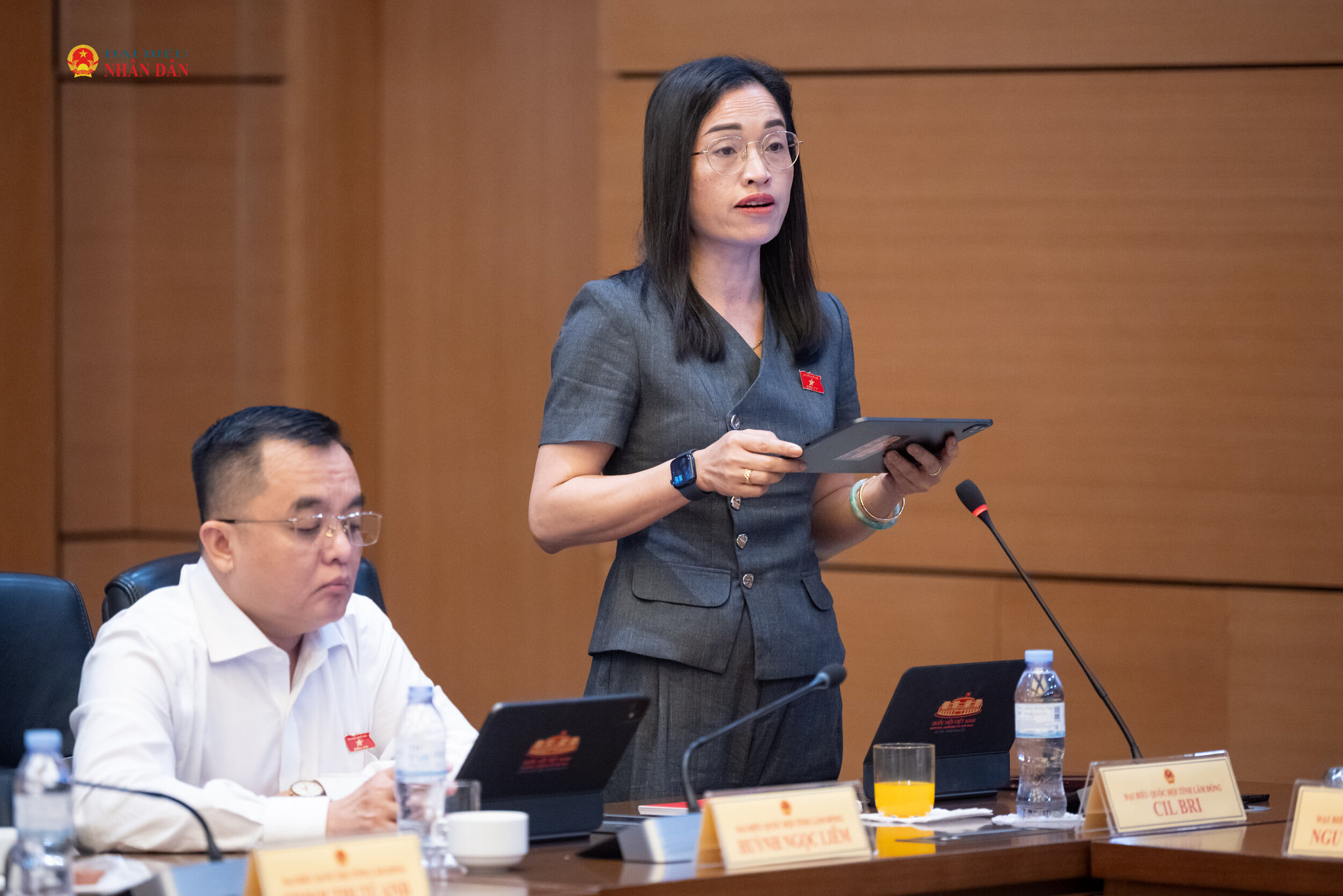 ĐBQH Cil Bri (tỉnh Lâm Đồng) phát biểu thảo luận tại tổ. Ảnh: Phạm Thắng
