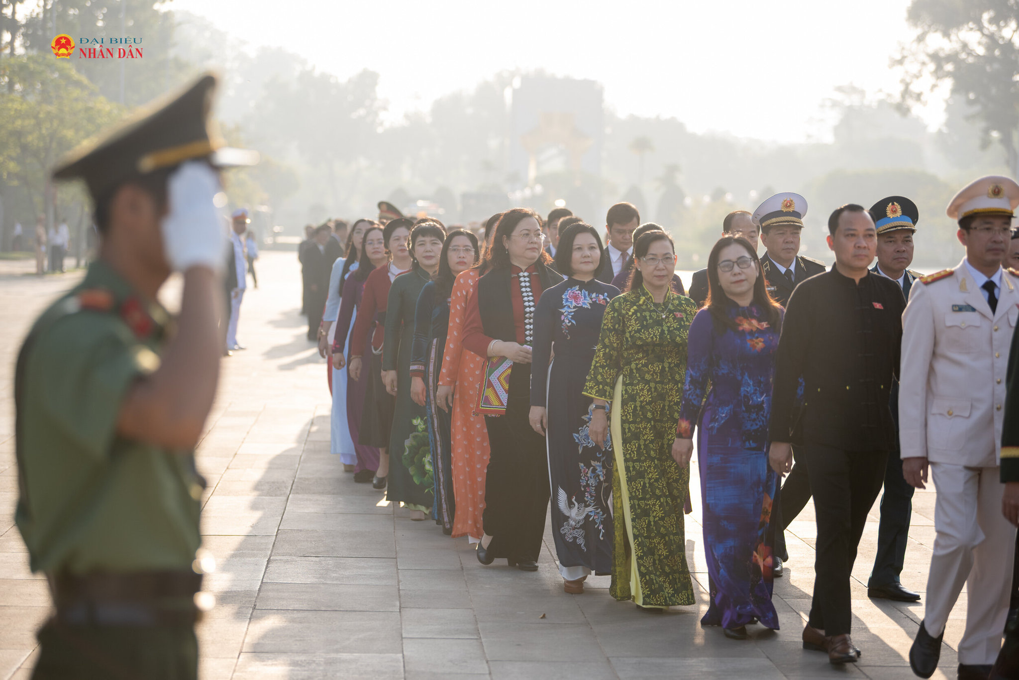 Các đại biểu Quốc hội vào Lăng viếng Chủ tịch Hồ Chí Minh