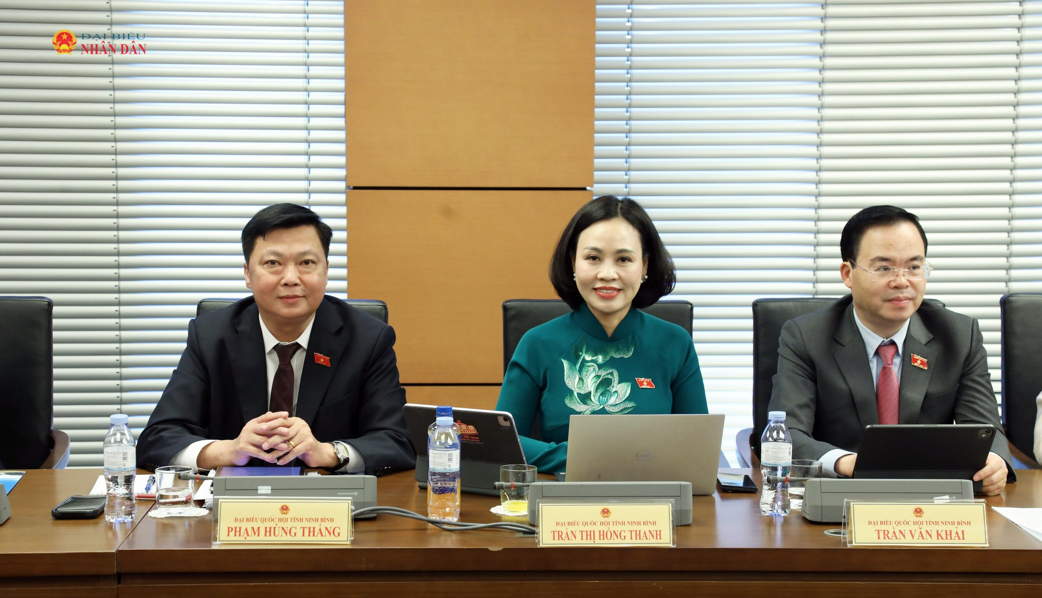 Các đại biểu dự thảo luận tại Tổ 9
