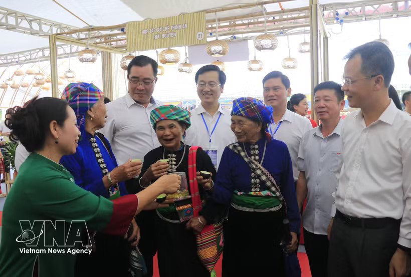 People enjoy tea at the fair. (Photo: VNA)