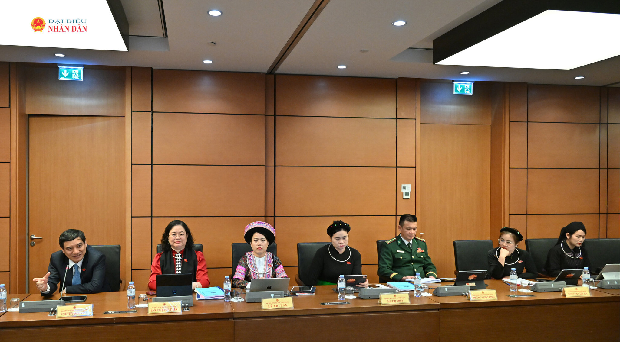 Các đại biểu Đoàn Tuyên Quang tham dự phiên thảo luận ở Tổ 14 sáng 17.10.