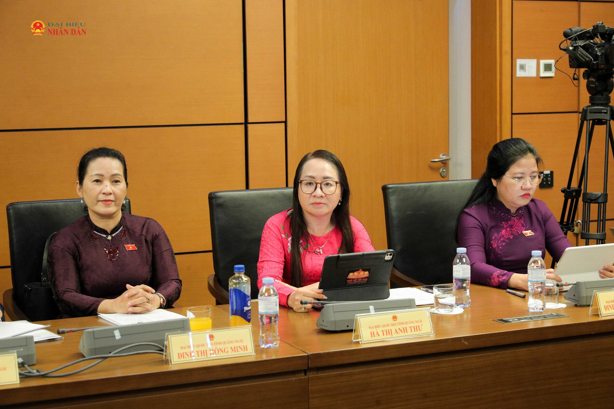 Các đại biểu tại Tổ 11 (Khánh Hòa, Quảng Ngãi, Thái Nguyên). Ảnh: Hồ Long